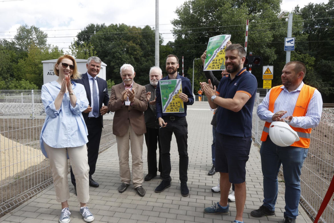 Kolejowa rewolucja w Warszawie. Przejścia przez tory, na które czekali ponad dwa lata, w końcu otwarte. „Presja ma sens”