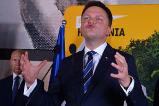 Hołownia jak rycerz wyzywa Trzaskowskiego. Budka dostał pstryczka w nos: Podwykonawca