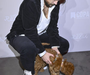 Sebastian Fabijański z pieskiem