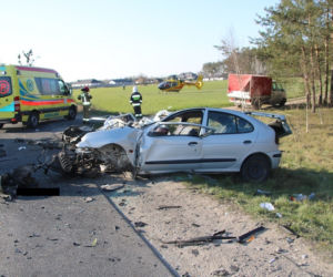 Przerażający wypadek w Gorzeniu. W wyniku zderzenia osobówki z busem do szpitala trafiło 6 osób