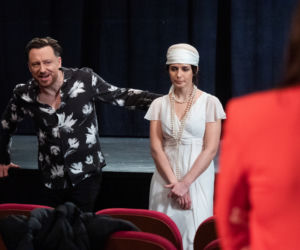 Na Wspólnej odc. 3273. Marta (Joanna Jabłczyńska), reżyser Halicki (Adam Szczyszczaj), aktorka (Sylwia Gola)