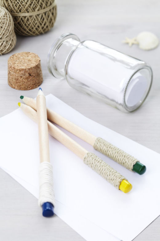 Dodatki w stylu marynistycznym DIY: marynarskie kredki