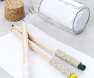 Dodatki w stylu marynistycznym DIY: marynarskie kredki