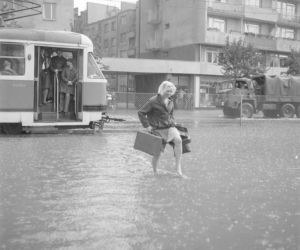 Warszawa zniknęła pod wodą! Zalane ulice i chodniki. Co tam się działo! Archiwalne zdjęcia z lat 60.