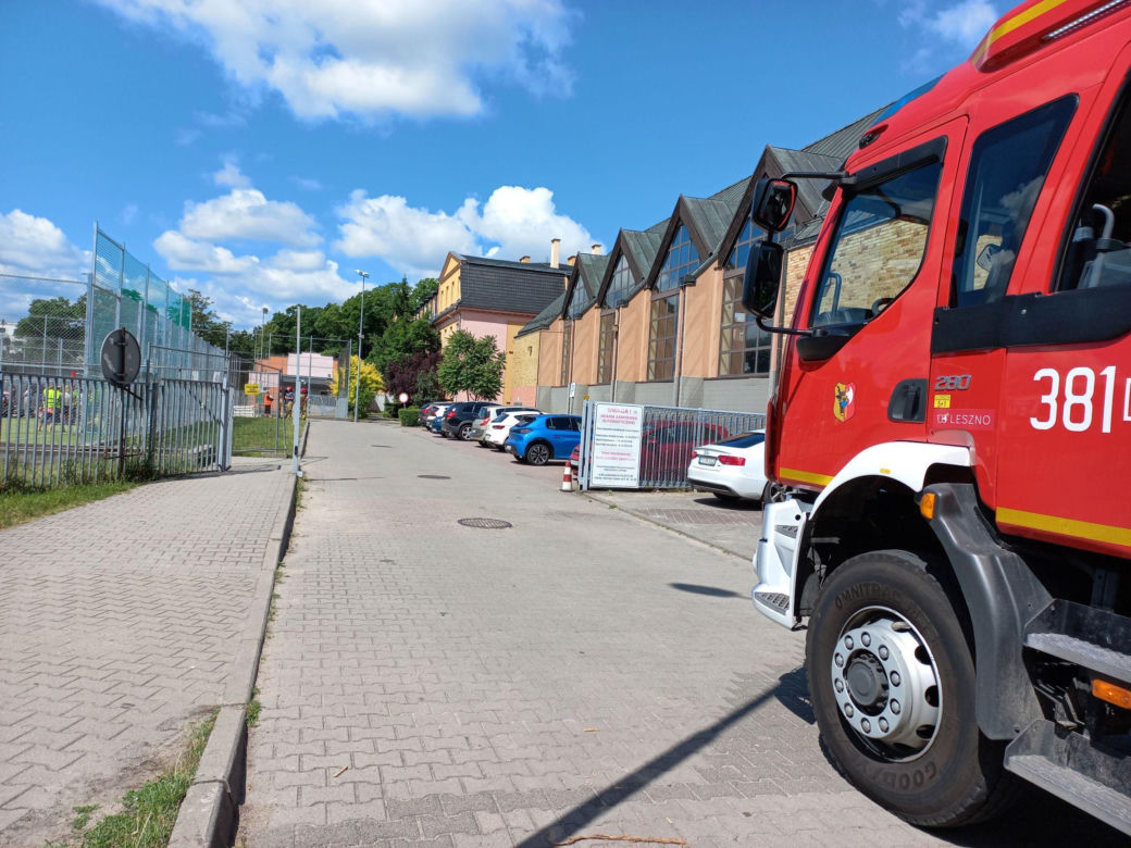 Ewakuowano ponad 850 uczniów i pracowników szkół i pływalni w Lesznie. Akcja służb na Jana Pawła II