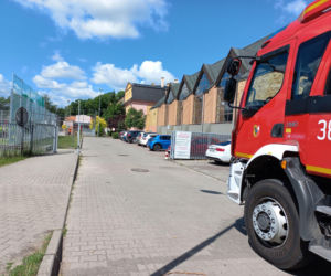 Ewakuowano ponad 850 uczniów i pracowników szkół i pływalni w Lesznie. Akcja służb na Jana Pawła II