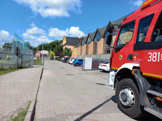 Ewakuowano ponad 850 uczniów i pracowników szkół i pływalni w Lesznie. Akcja służb na Jana Pawła II