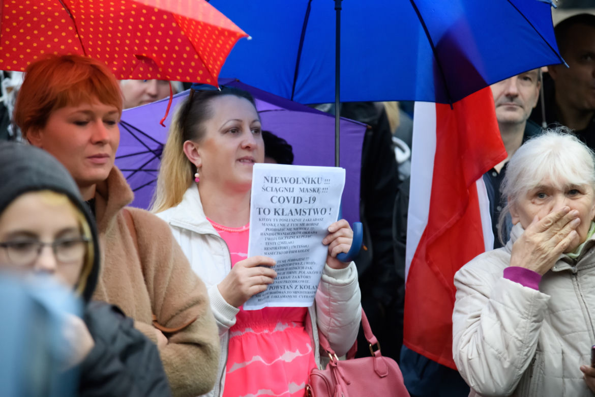 Marsz antycovidowców w Poznaniu. Protestujący: „Zakończyć PLANDEMIĘ!" [ZDJĘCIA]