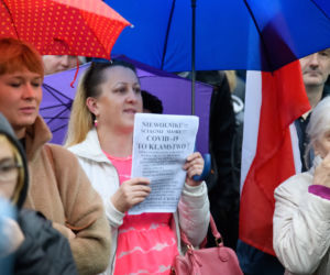 Marsz antycovidowców w Poznaniu. Protestujący: „Zakończyć PLANDEMIĘ! [ZDJĘCIA]