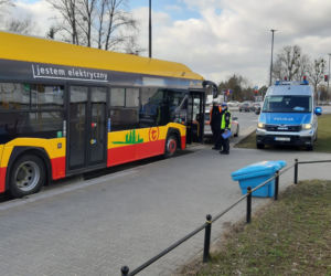 Czteromiesięczne dziecko wypadło z wózka podczas hamowania. Dramat w miejskim autobusie