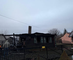 Budynek mieszkalny w miejscowości Rogóziec w gminie Mordy spłonął prawie doszczętnie