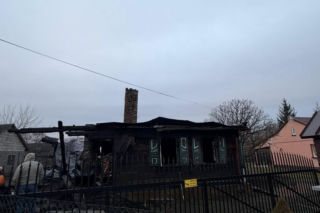Budynek mieszkalny w miejscowości Rogóziec w gminie Mordy spłonął prawie doszczętnie