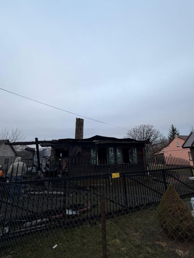 Budynek mieszkalny w miejscowości Rogóziec w gminie Mordy spłonął prawie doszczętnie