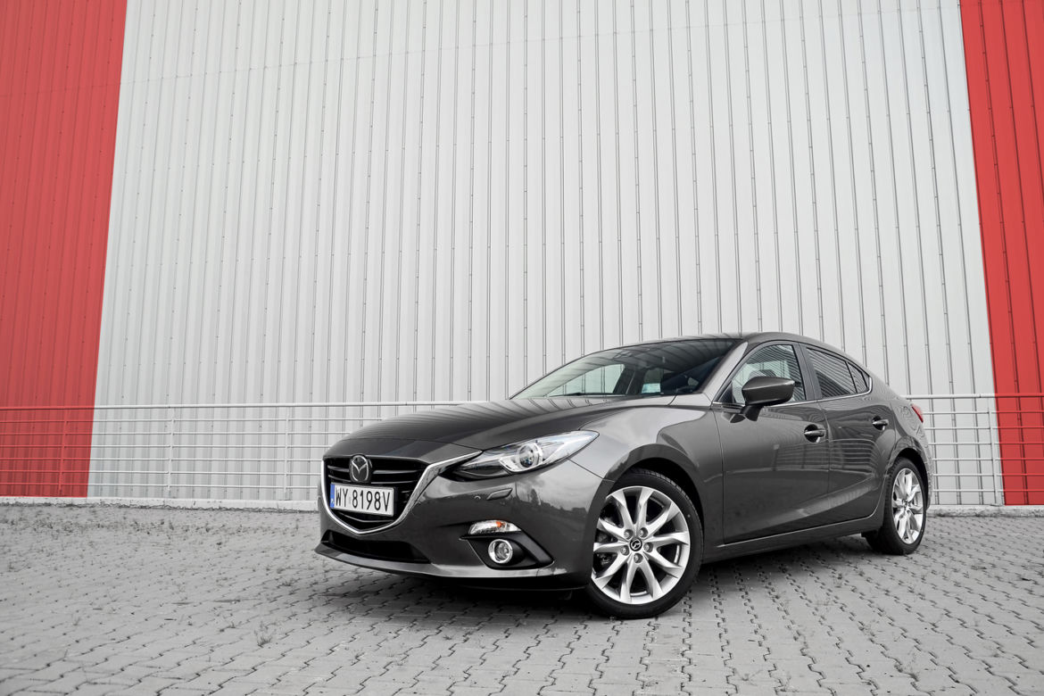 Mazda 3 Sedan 2.0 A/T SkyPASSION vs. Toyota Corolla 1.6 Multidrive S Prestige
