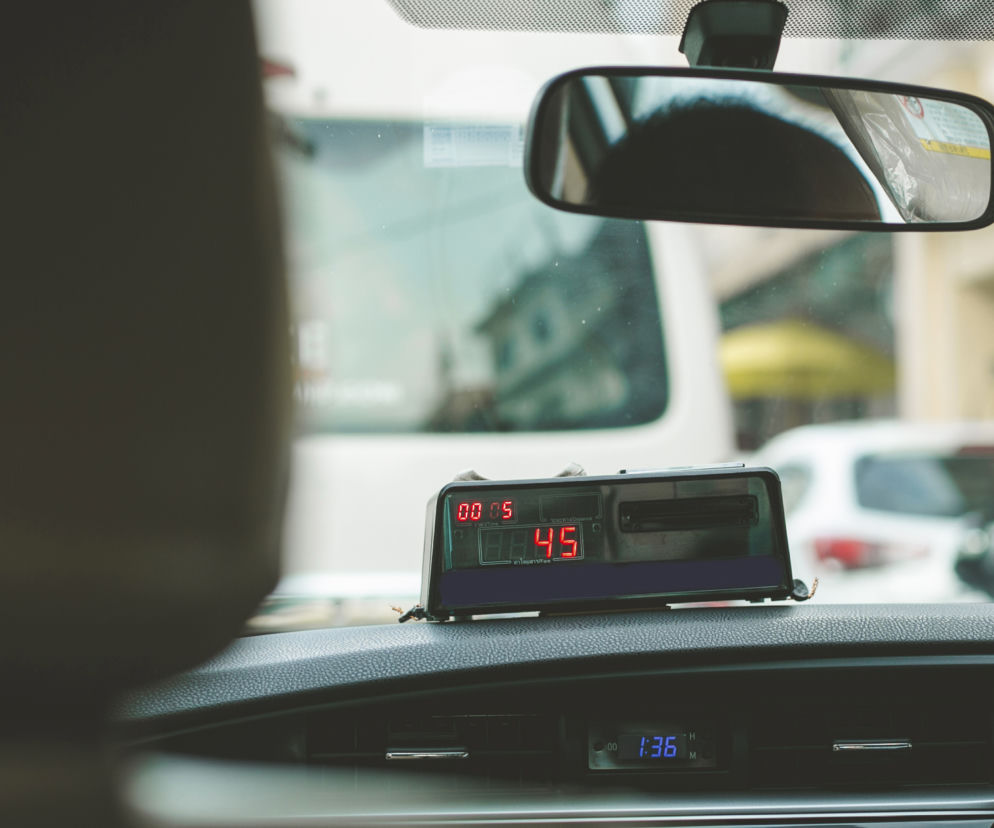 Fałszywe taksówki żerują na uchodźcach. Obrzydliwy proceder kwitnie w centrum miasta