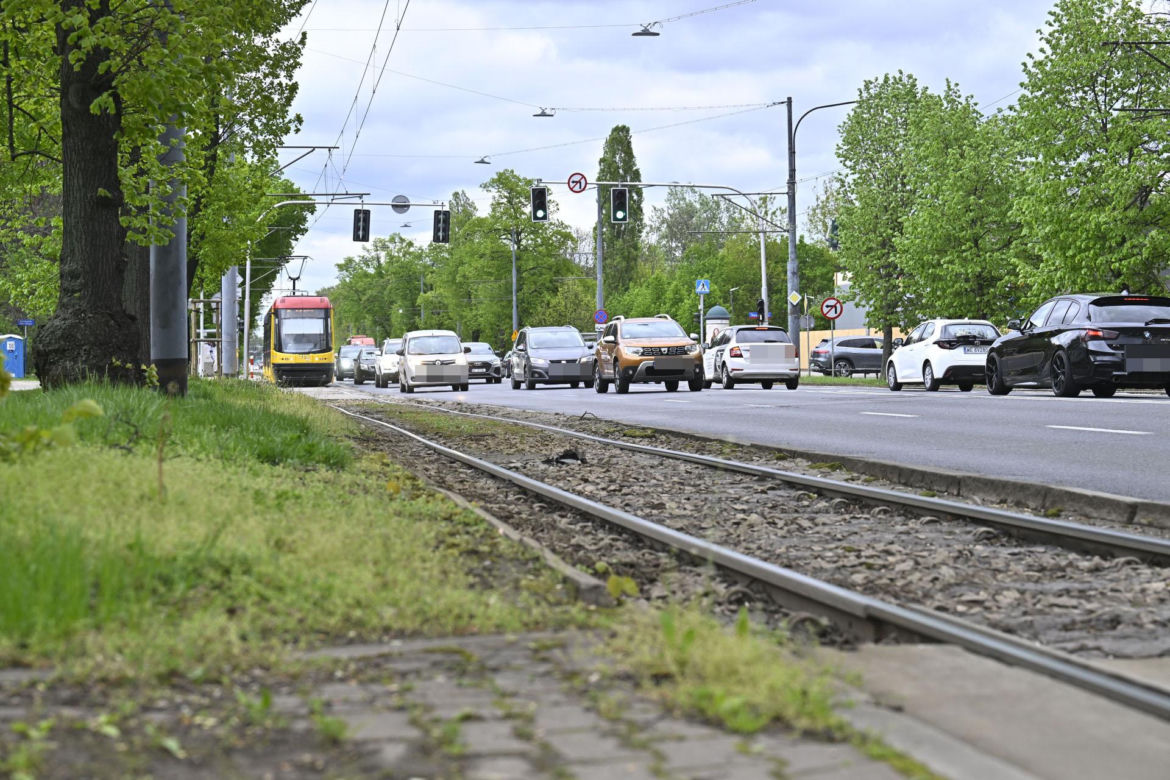 Katastrofalny stan torowiska na al. Waszyngtona. Tramwajarze naprawią tylko fragmenty 