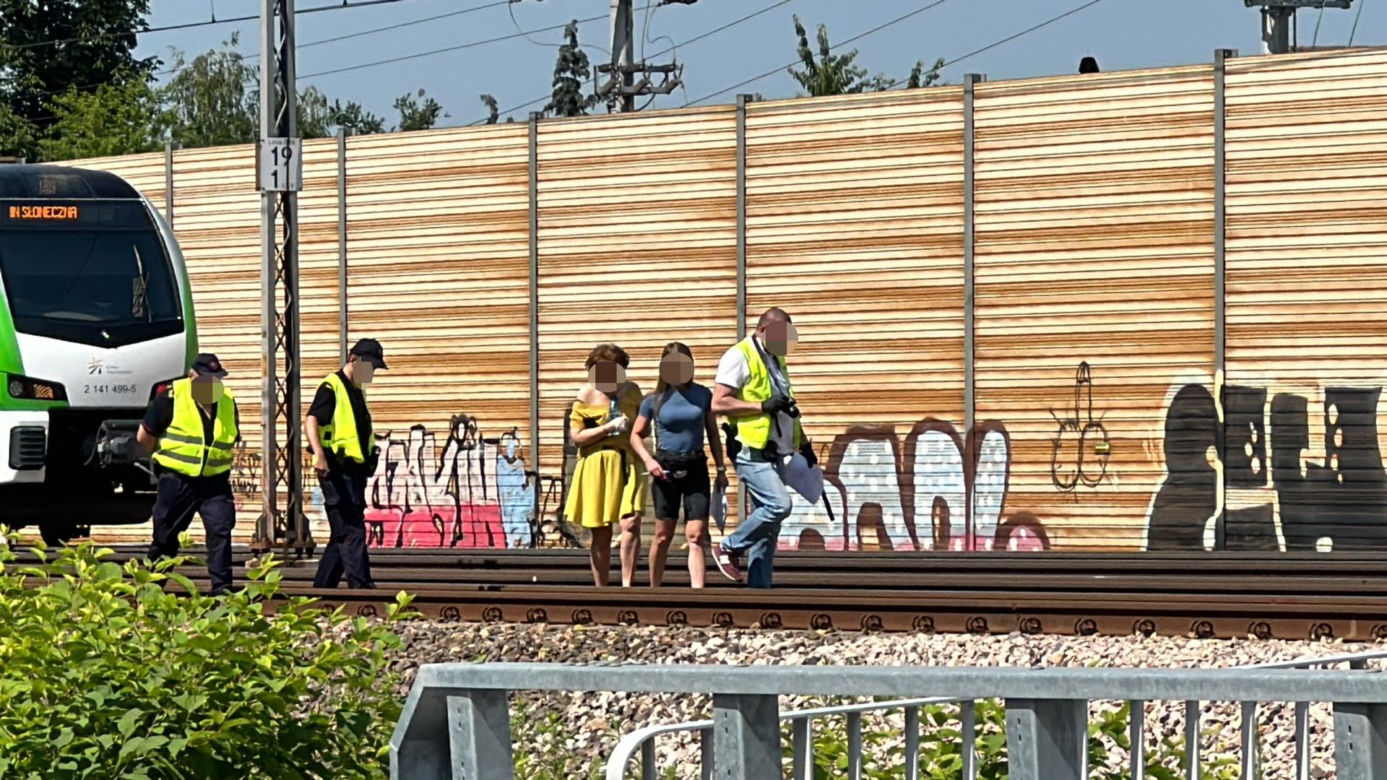 Tragedia w Kobyłce. Pieszy nie żyje, wpadł pod pociąg. 200 osób ewakuowanych	