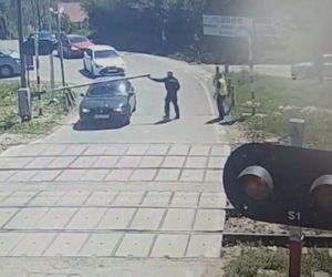 Kobieta utknęła pod szlabanem na torach. Od uderzenia pociągu dzieliły ją sekundy