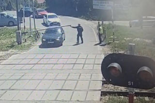 Kobieta utknęła pod szlabanem na torach. Od uderzenia pociągu dzieliły ją sekundy