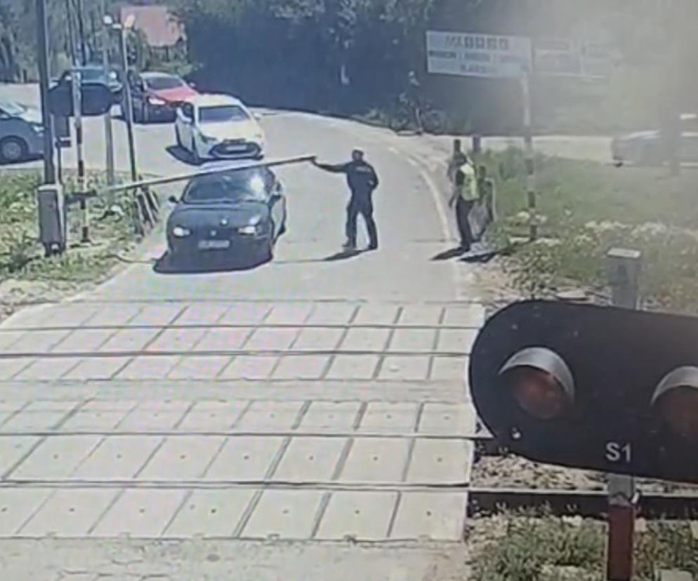 Sekundy od tragedii na przejeździe. Kobieta popełniła fatalny błąd
