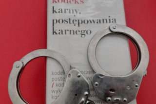 Skandal w DPS-ie w Pułtusku. Opiekunki nagrały nagą staruszkę pod prysznicem. Jest akt oskarżenia