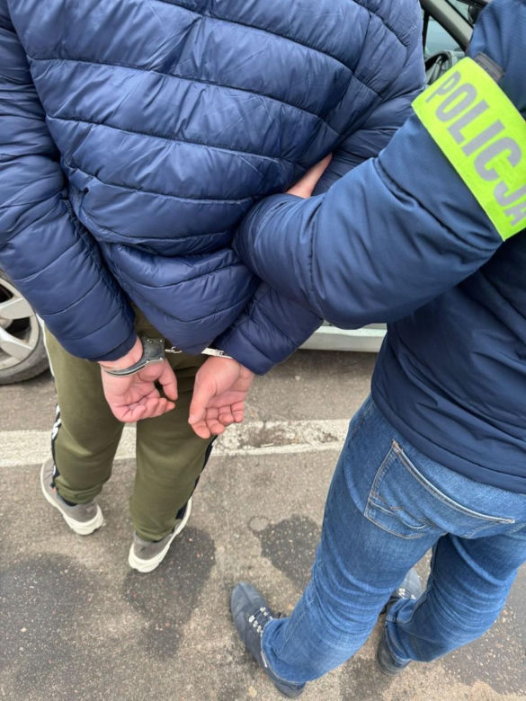 Uciekając po włamaniu, wjechali autem do rzeki. Po obławie zostali zatrzymani w Gdańsku