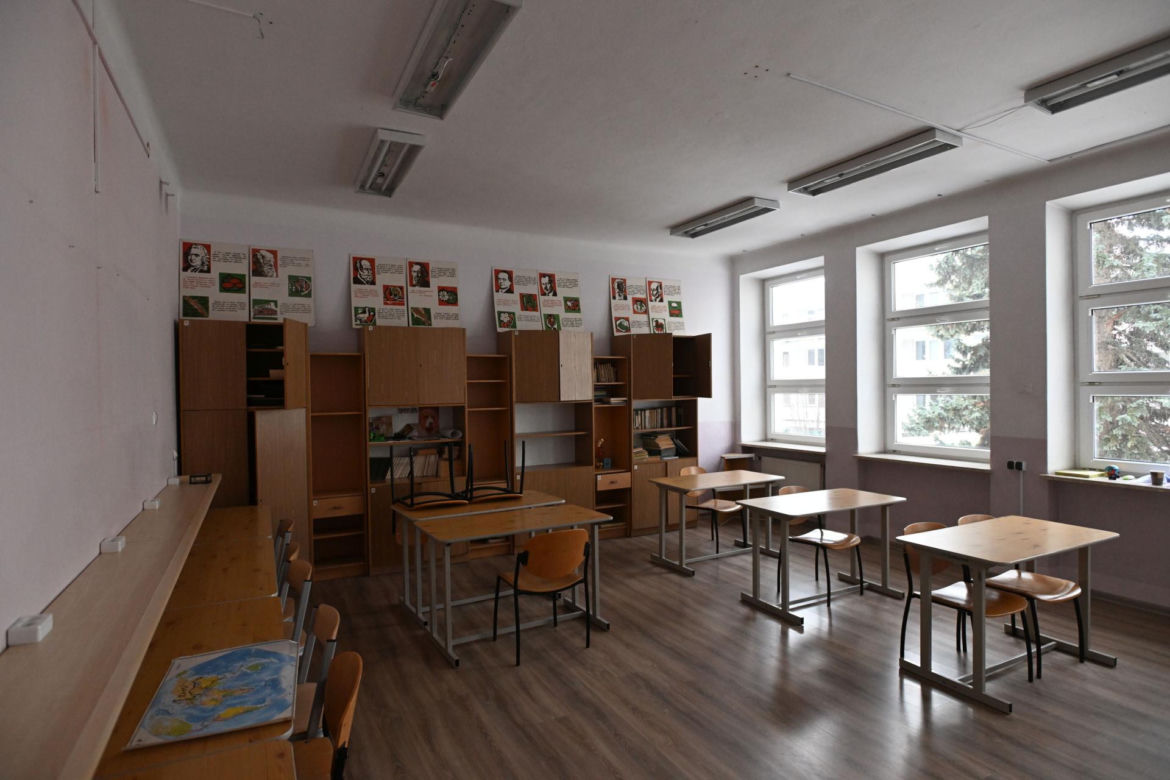 Urzędnicy mają plan na szkołę przejętą od rosyjskich dyplomatów. Tak wygląda w środku szkoła przy Kieleckiej