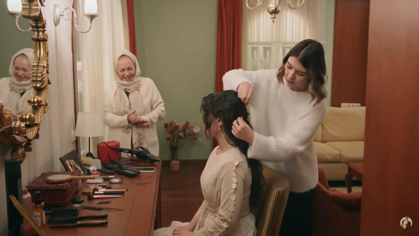 Zeynep przygotowuje się do uroczystości w sukni zaręczynowej Zumrut