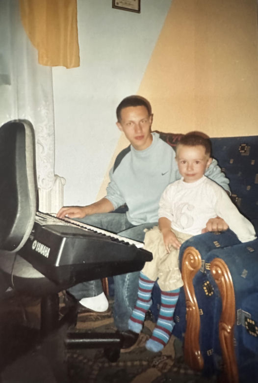 Tak w dzieciństwie wyglądał Kuba Urbański z zespołu Playboys! Nie uwierzysz, jak się zmienił