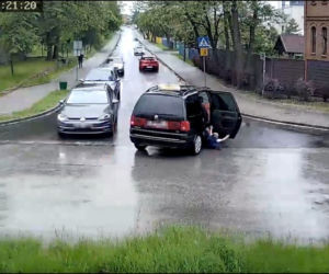 Śląskie: Chłopiec wypadł z auta na ulicę w czasie jazdy! O włos od tragedii