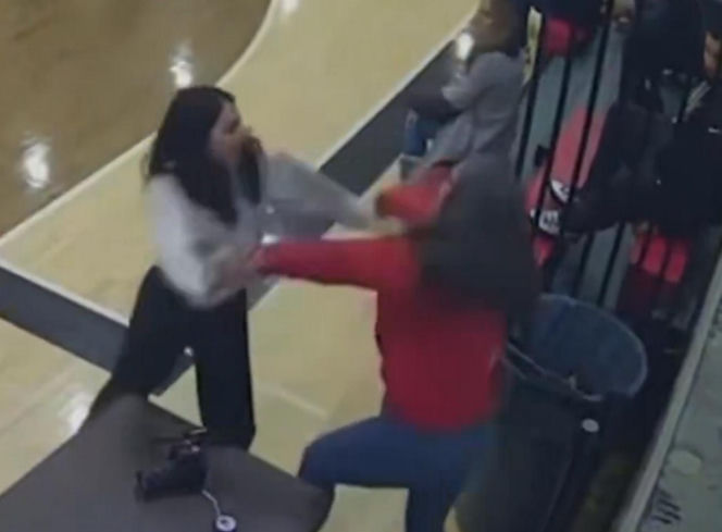 Bijatyka matek i ojców w katolickiej szkole! Ich dzieci patrzyły