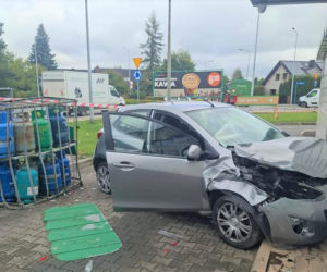 82-latek wjechał w butle z gazem i maszynę na paczki. Doszło do rozszczelnienia