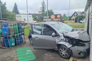 82-latek wjechał w butle z gazem i maszynę na paczki. Doszło do rozszczelnienia
