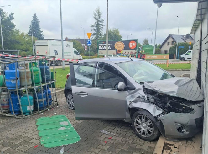 82-latek wjechał w butle z gazem i maszynę na paczki. Doszło do rozszczelnienia