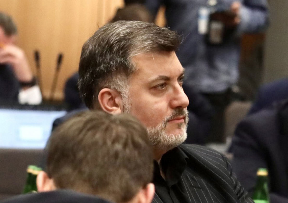 Posłowie pracują w komisji bez maseczek na ustawą "Lex Kaczyński" 