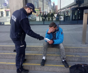 Bezdomni też muszą nosić maseczki! Policjanci z Katowic o to zadbali 