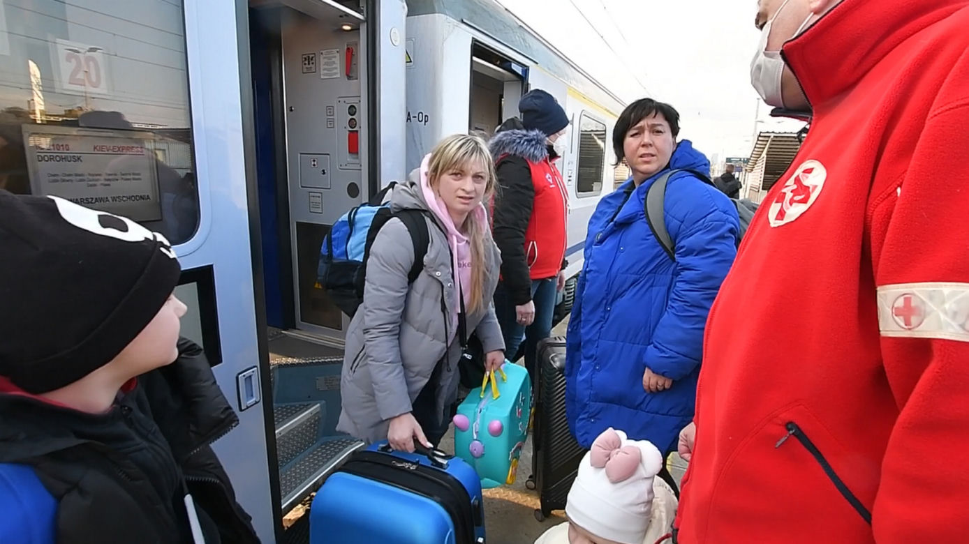 Trzaskowski na na dworcu z uchodźcami z Ukrainy