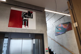 Tego jeszcze w Krakowie nie było! W Sądzie Apelacyjnym powiesili obrazy. Niektórzy robią dziwne miny