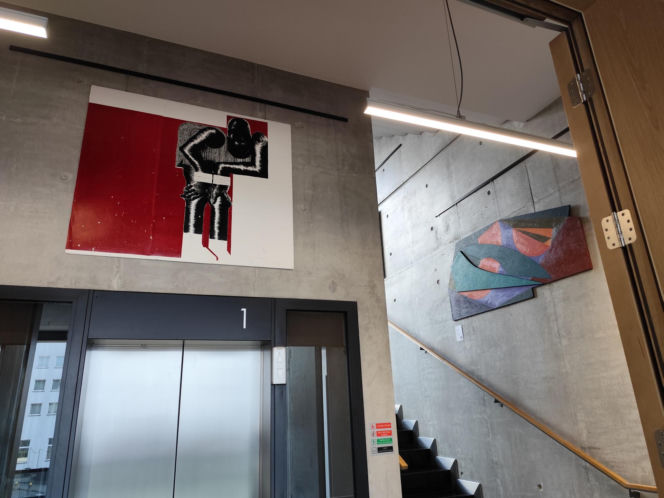 W Sądzie Apelacyjnym w Krakowie powiesili obrazy. "Niektórzy robią dziwne miny"