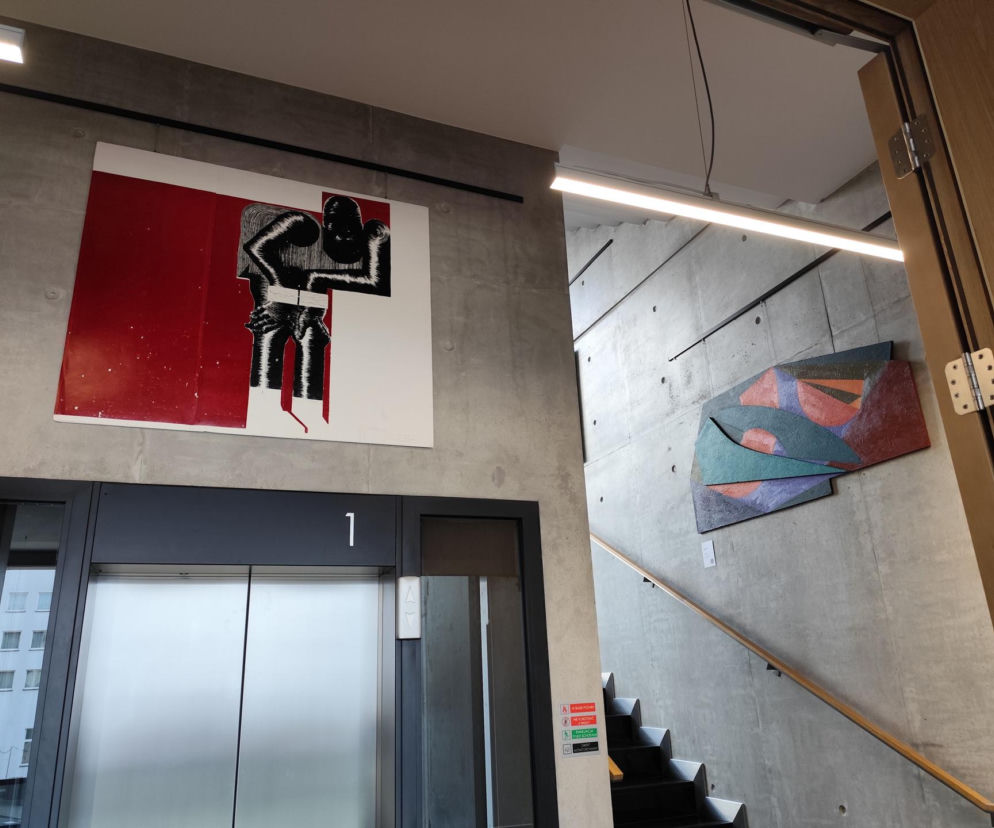 W Sądzie Apelacyjnym w Krakowie powiesili obrazy. Niektórzy robią dziwne miny