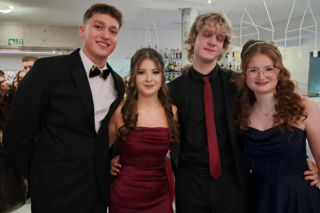 Tak bawili się maturzyści na studniówce skarżyskiego Erbla. Kreacje jak z czerwonego dywanu