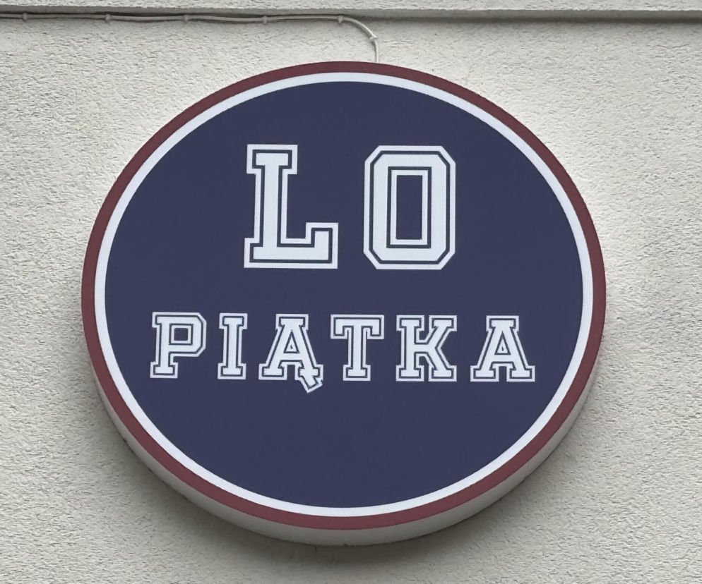Okrągłe logo szkoły z napisem LO PIĄTKA na elewacji. O dniach otwartych liceum przeczytasz na Eska Olsztyn.