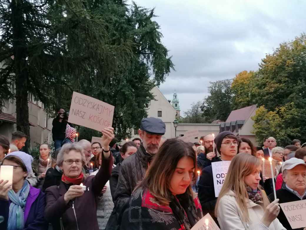 Protest katolików pod krakowską kurią