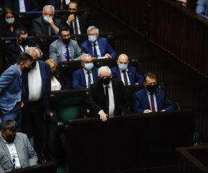 Kaczyński ogląda na tablecie oprawę Legii