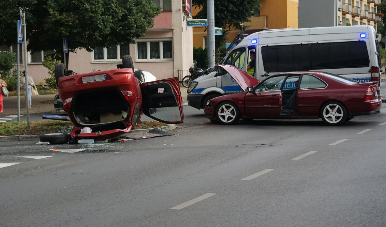 WYPADEK SAMOCHODOWY