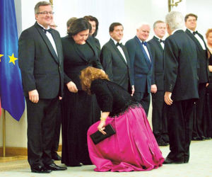 Pierwsza dama rzuca na kolana