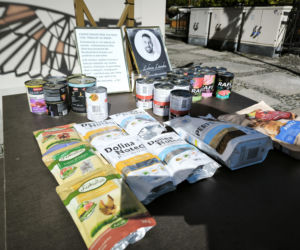 Karma zamiast zniczy na rynku w Lesznie