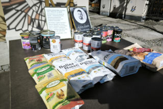 Karma zamiast zniczy na rynku w Lesznie