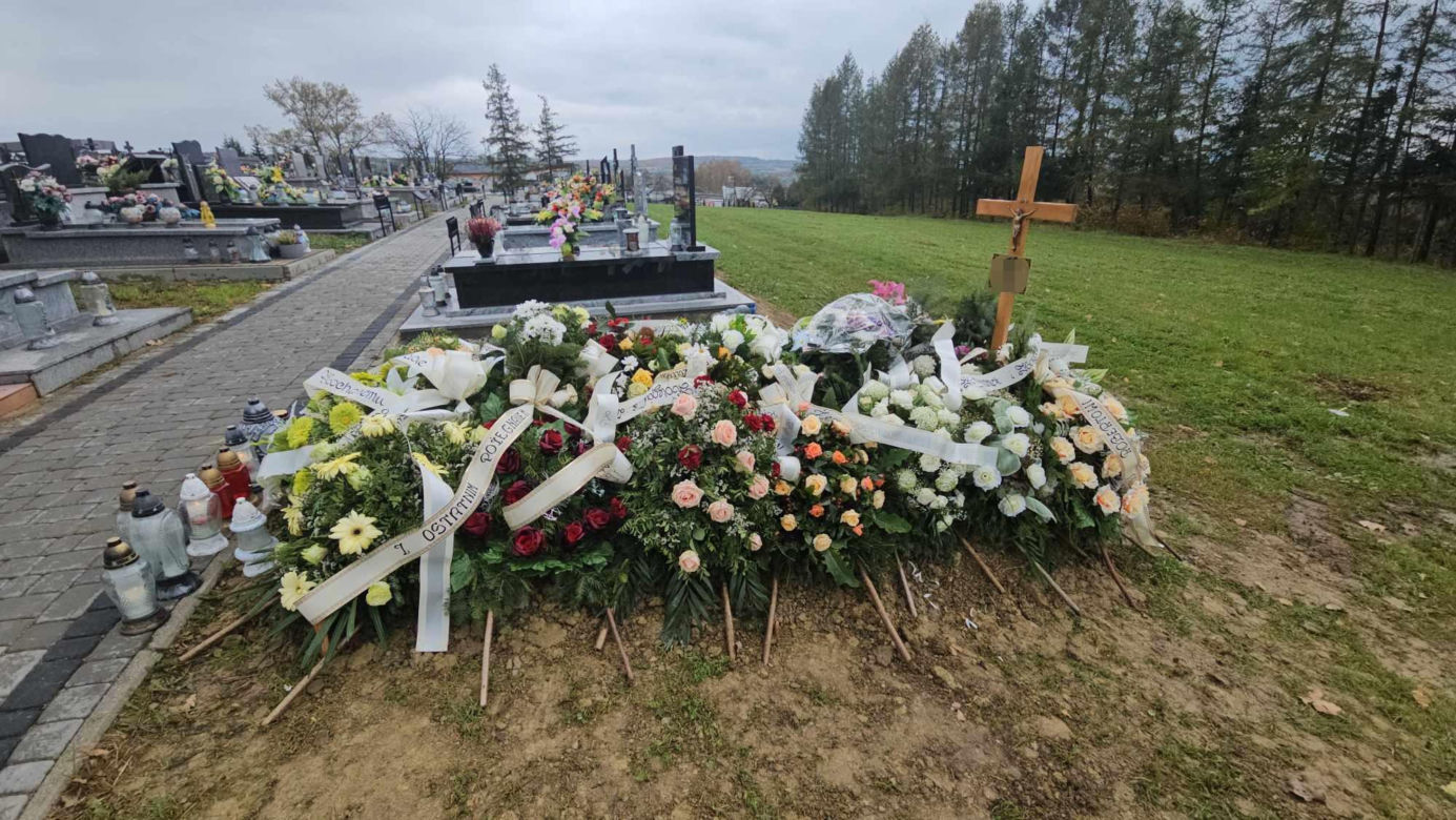 Policjant zginął od strzału w głowę. grób Roberta [GALERIA]