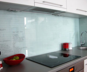 Aranżacja wnętrz w trzech kolorach: biały, czarny, czerwony